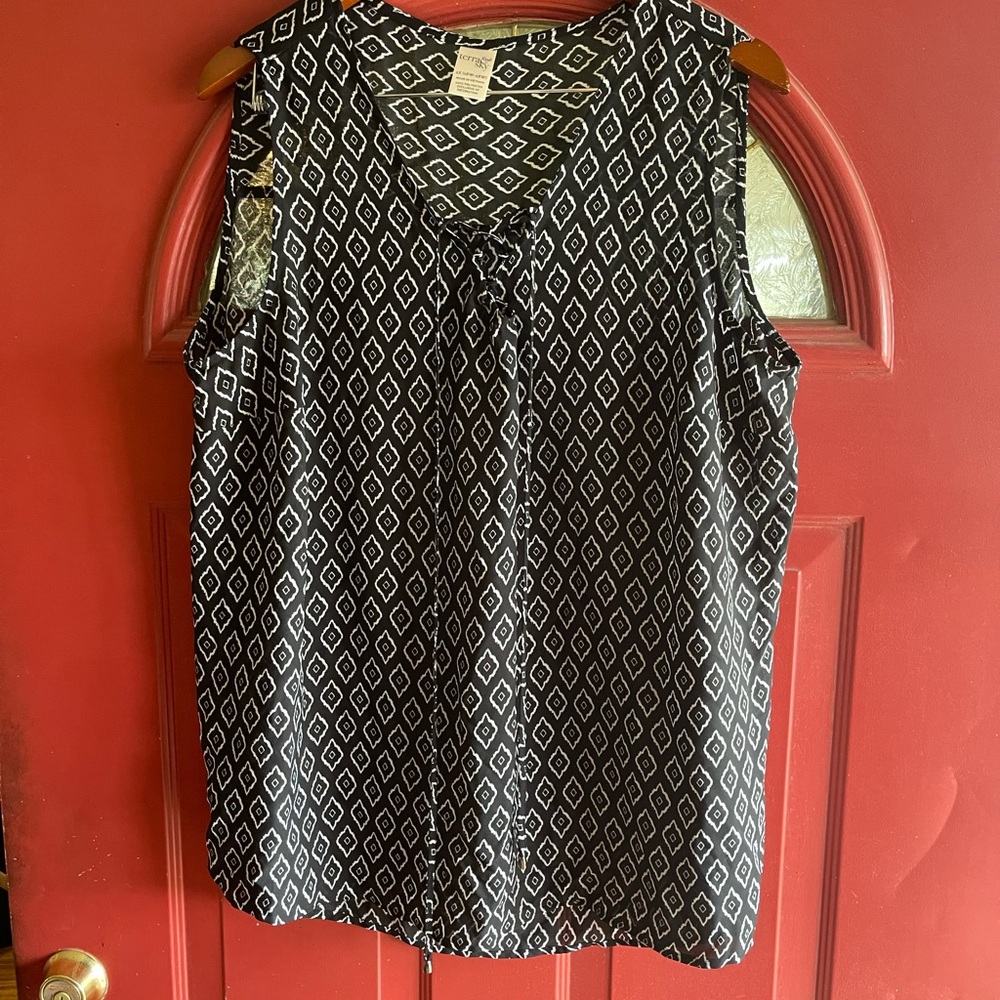 Terra & Sky Black and White Diamond Print Sleeveless Blouse